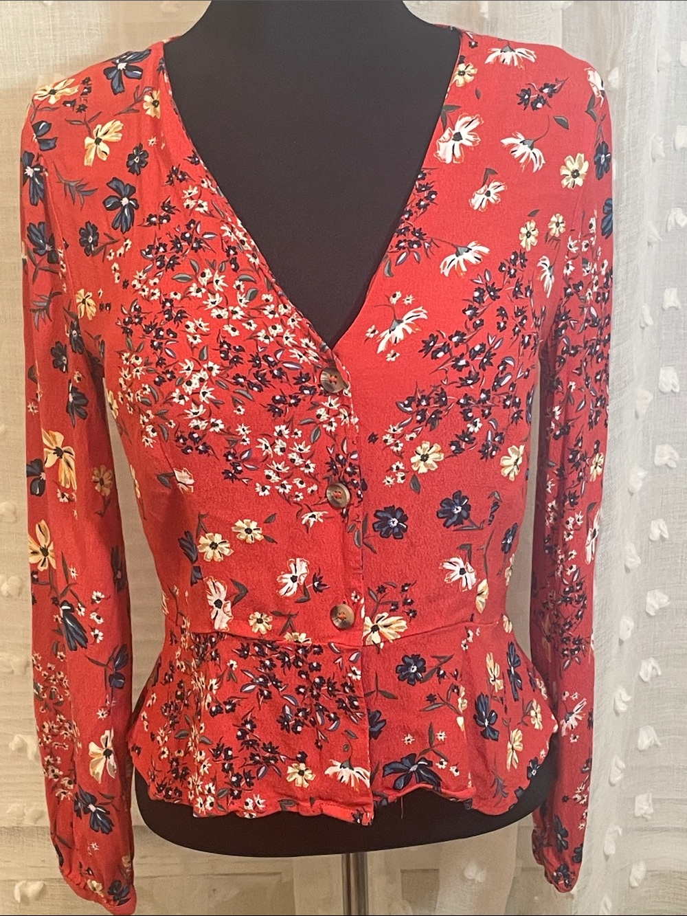 H&M Women's Red Floral Button-Front Peplum Top Size 6 PTP 19, L 21